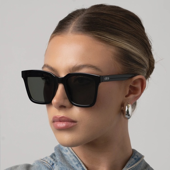 Otra Fyn by Quay Australia Black Sunglasses - Picture 3 of 5